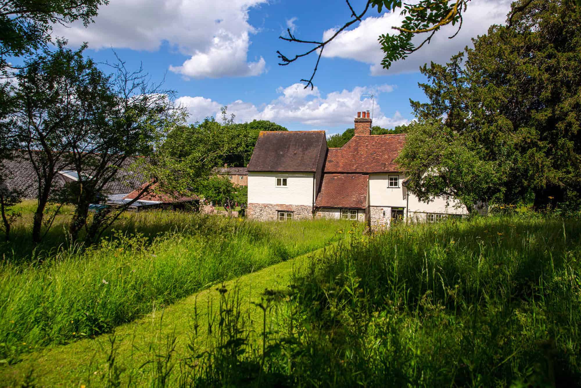 Lavender Farmhouse TN14 - An original 16th century farmhouse nestled in 1200 acres of beautiful farmlands - The Location Guys