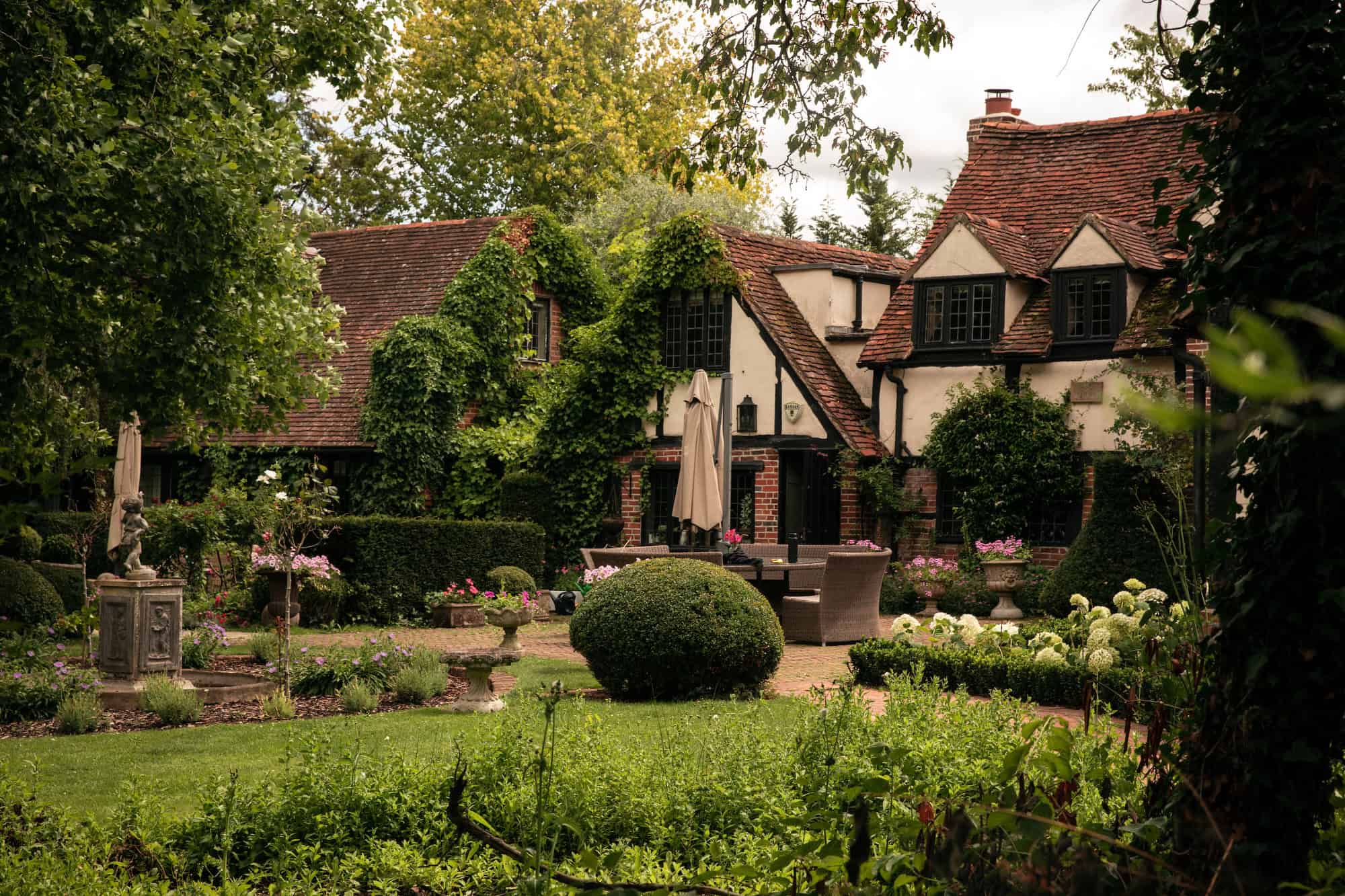 Agatha SL4 - An exceptional Tudor home with parts dating back over 500 years. Set in 10 acres - The Location Guys